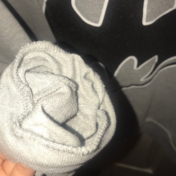 A thin hoodie with middle V shape - Picture 4 of 4